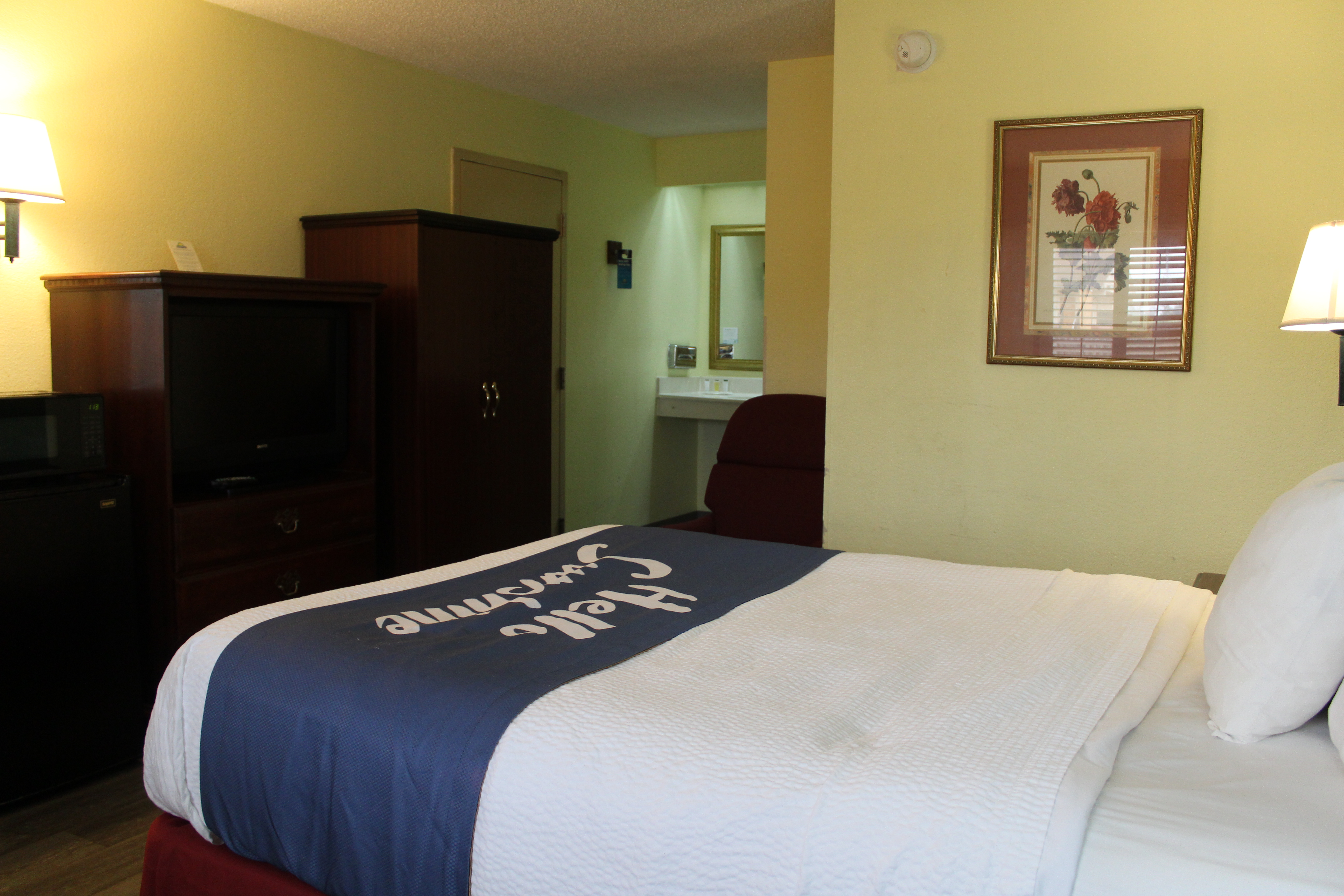 Guest room at the Days Inn by Wyndham Marianna in Marianna, Florida